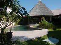 Pool & living room