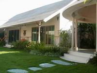 Garden & bedrooms